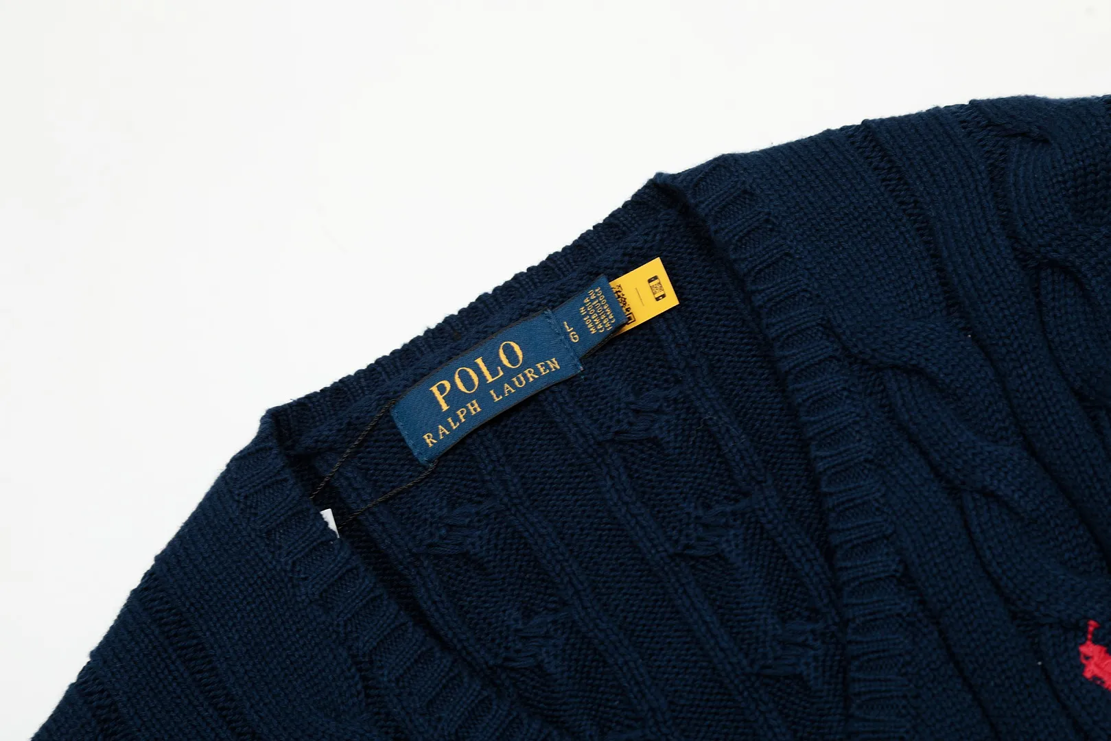 P210 Top quality" Style number: DS019# [Ralph Lauren V-neck solid color pony embroidered logo hemp flower knitted sweater] ✅Ralph Lauren Ralph Lauren goddess slim basic classic V-neck hemp flower pullover sweater ✅Main supplier platform live broadcast Wholesale entity Replacement when out of stock Not removed from the shelves ✅ZP quality 1:1 version Scan the code to enter the GF website Counter quality ✅Detailed quality The only one in Guangzhou Imported quality cotton yarn Mainly high-end Value for money, good quality, needless to say, ✅Simple upper body, easy to match, ootd must-have, good-looking clothes are never picky, a must-have in the goddess’ wardrobe, recommended Size: S-L Color: black, off-white, gray, navy blue, khaki, pink, light blue, rose red, brown, Chinese red